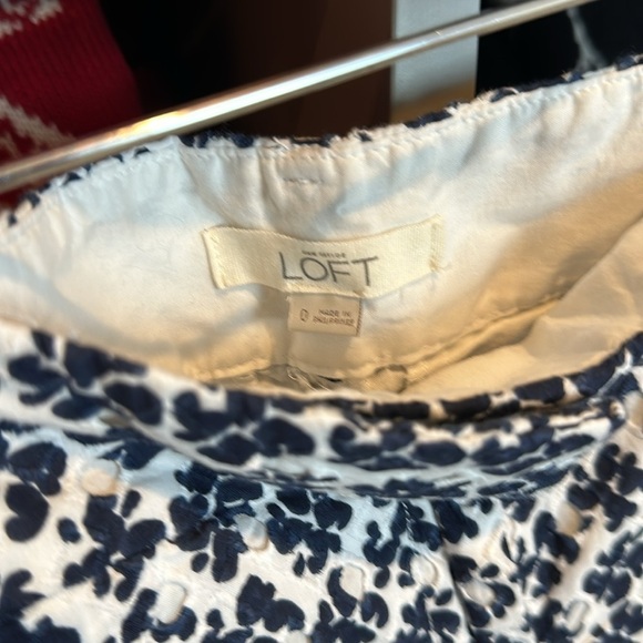 Loft white with navy print 3” shorts size 0 - Picture 2 of 3